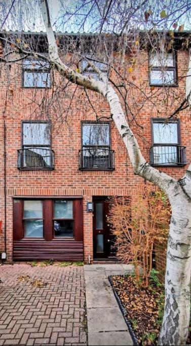 Quiet 4 Bedroom House Between Camden & Kings Cross ลอนดอน ภายนอก รูปภาพ