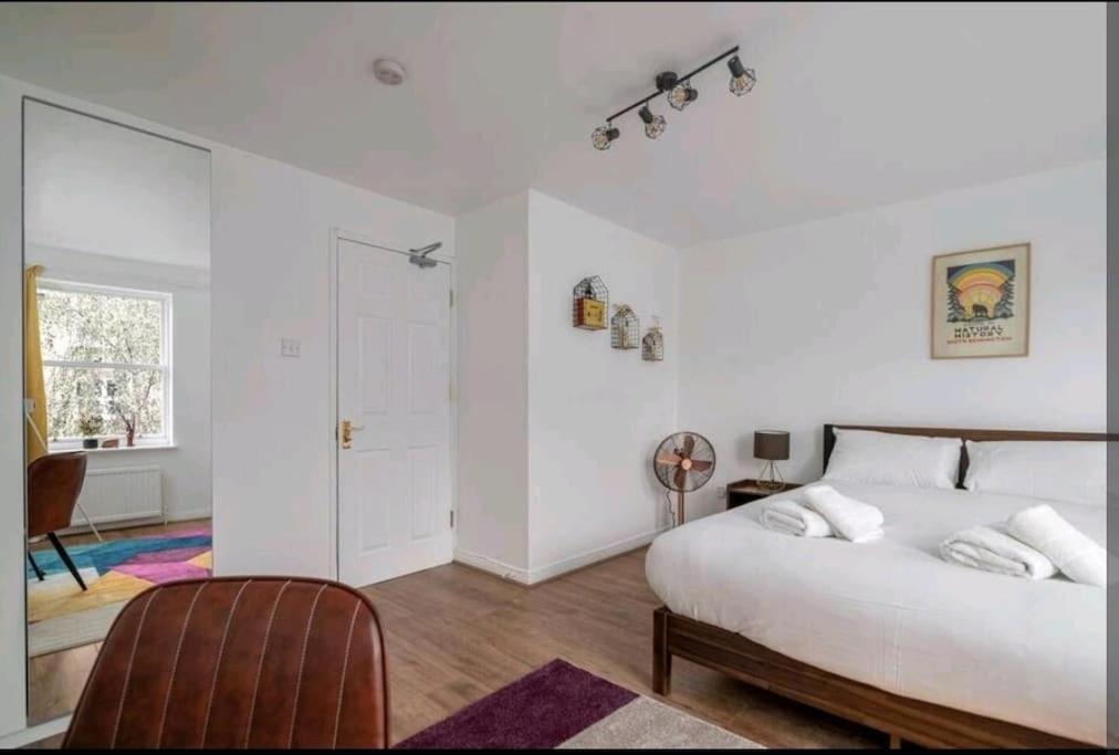 Quiet 4 Bedroom House Between Camden & Kings Cross ลอนดอน ภายนอก รูปภาพ